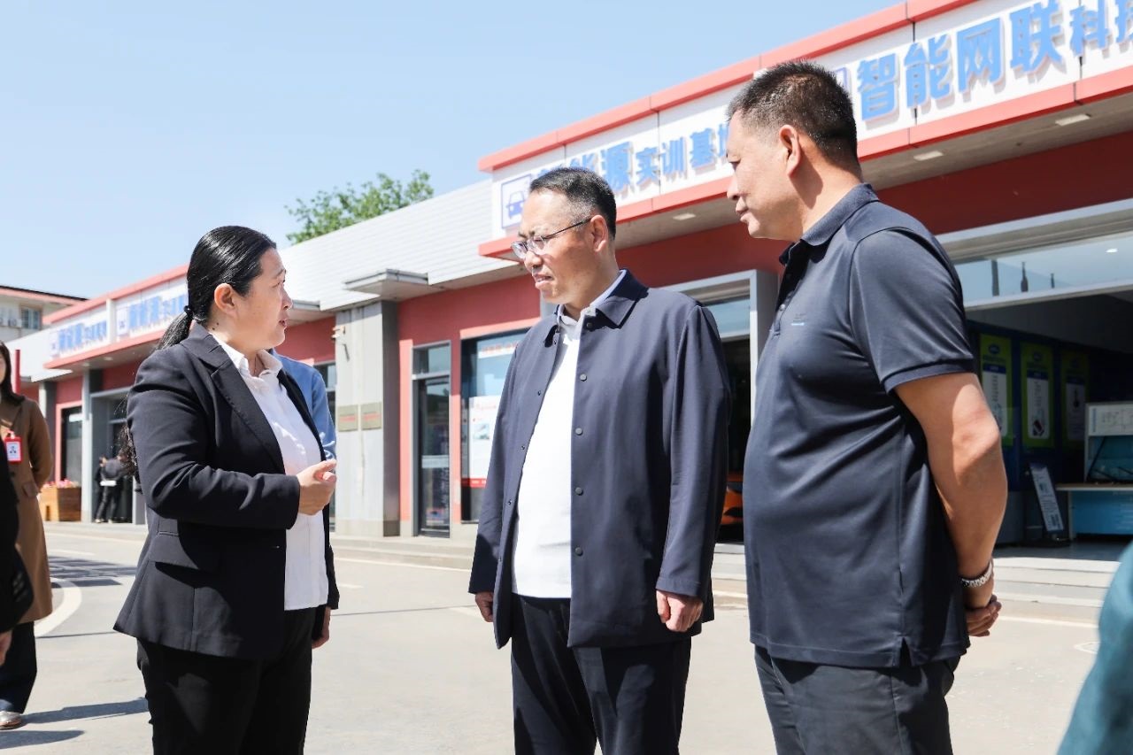 熱烈歡迎山（shān）西沁縣縣長李俊傑一行領導與北京市房山區人保局副局長劉佳一行領（lǐng）導蒞臨北京91成人抖音（xīng）職業學校調研（yán）指導工作