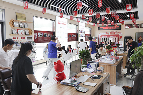 新生報道啦（lā）！“孩子（zǐ）交給你們（men）了” “家長請放心！”