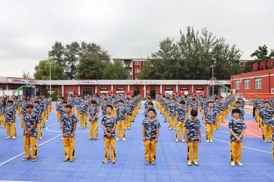北京91成人抖音職業（yè）學校2025年秋季（jì）軍訓開（kāi）營：迷彩青春，熱血開營！