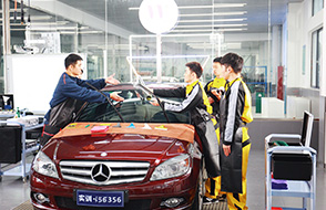 汽車美容裝潢（huáng）技師班