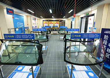 汽車美容實訓（xùn）大廳-貼膜台（tái）架區